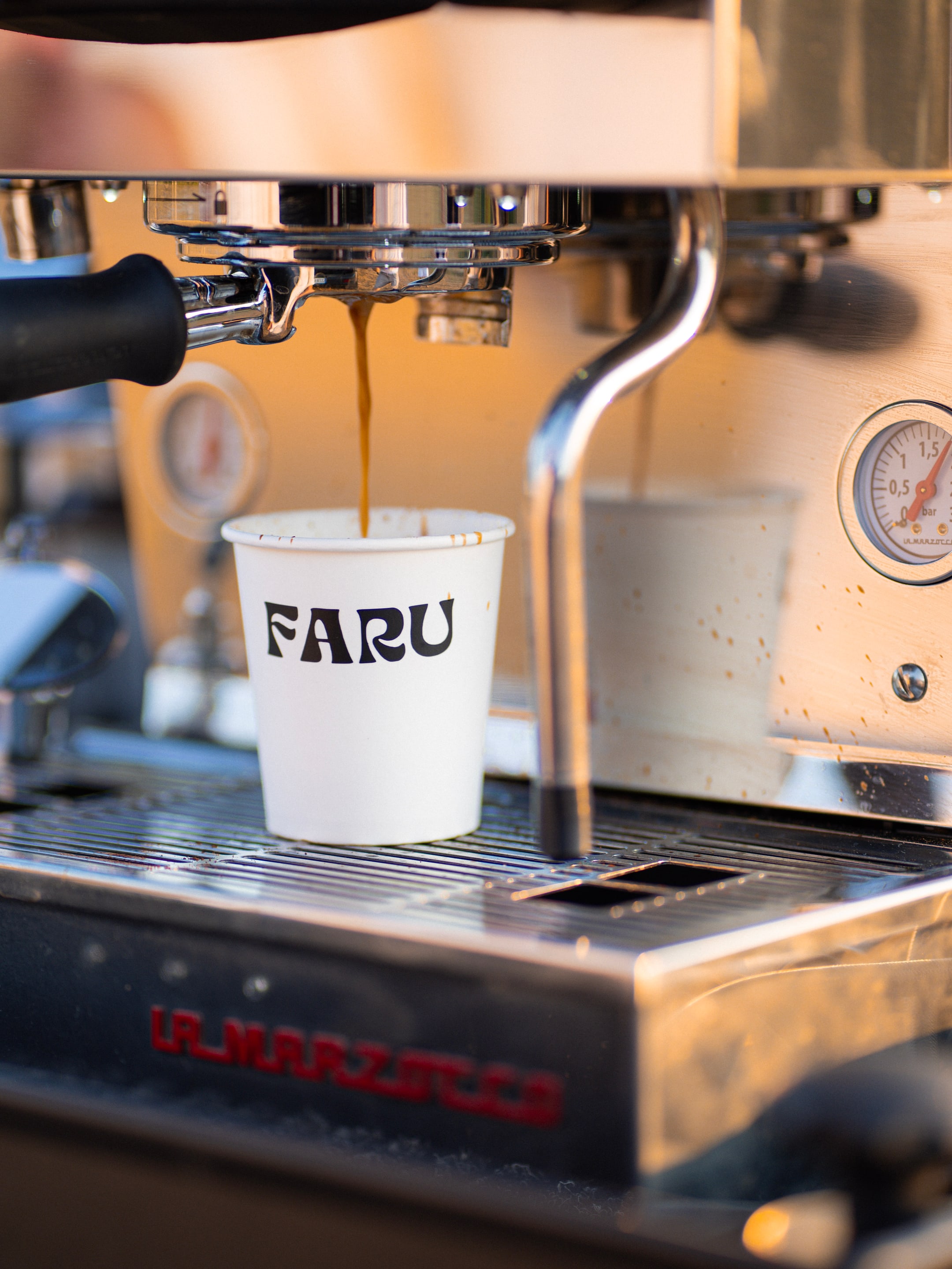 Cafè d'especialitat servit en un got Faru sota la màquina d'espresso