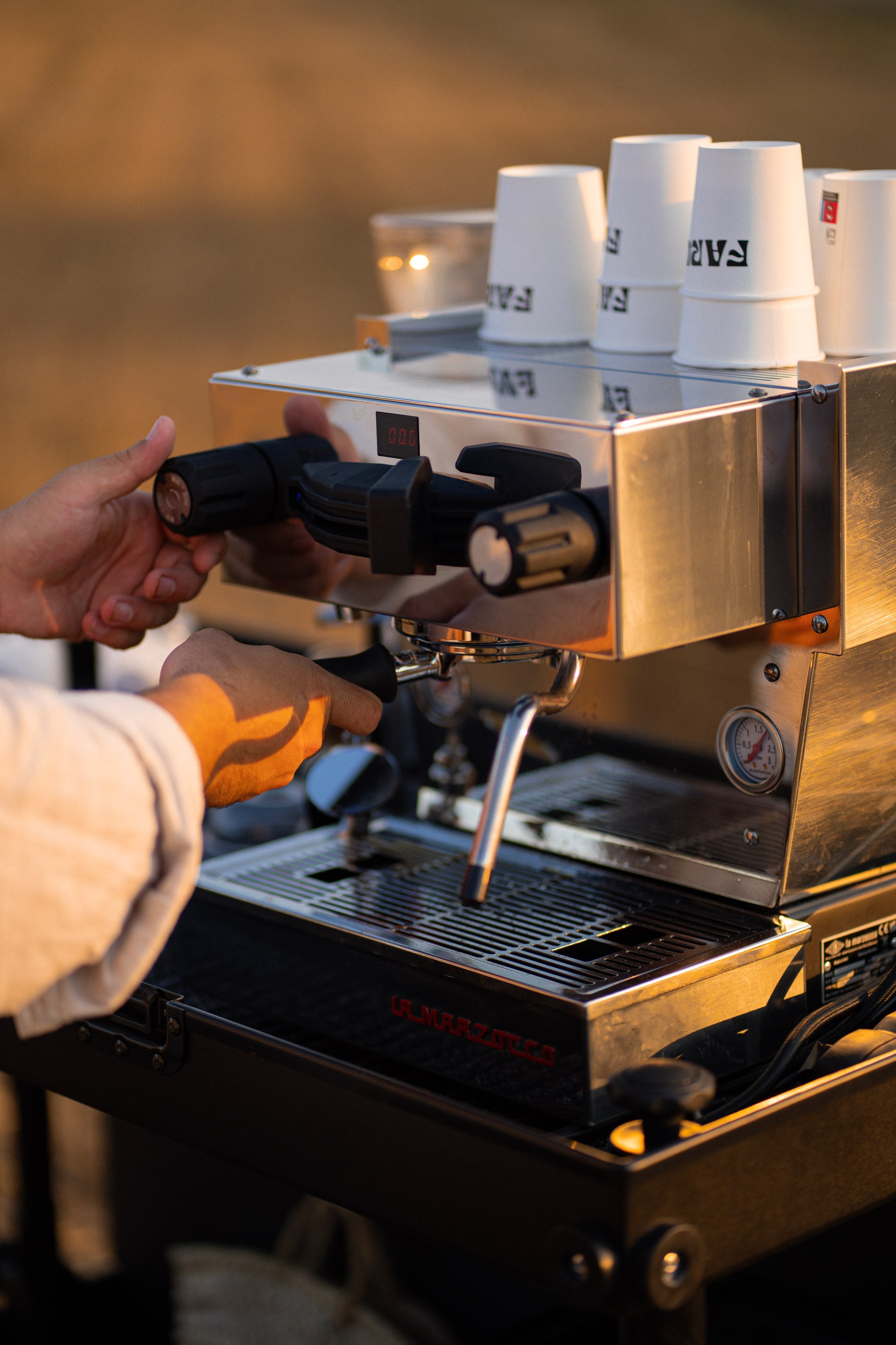 Barista preparant un espresso amb una màquina professional al carret Faru