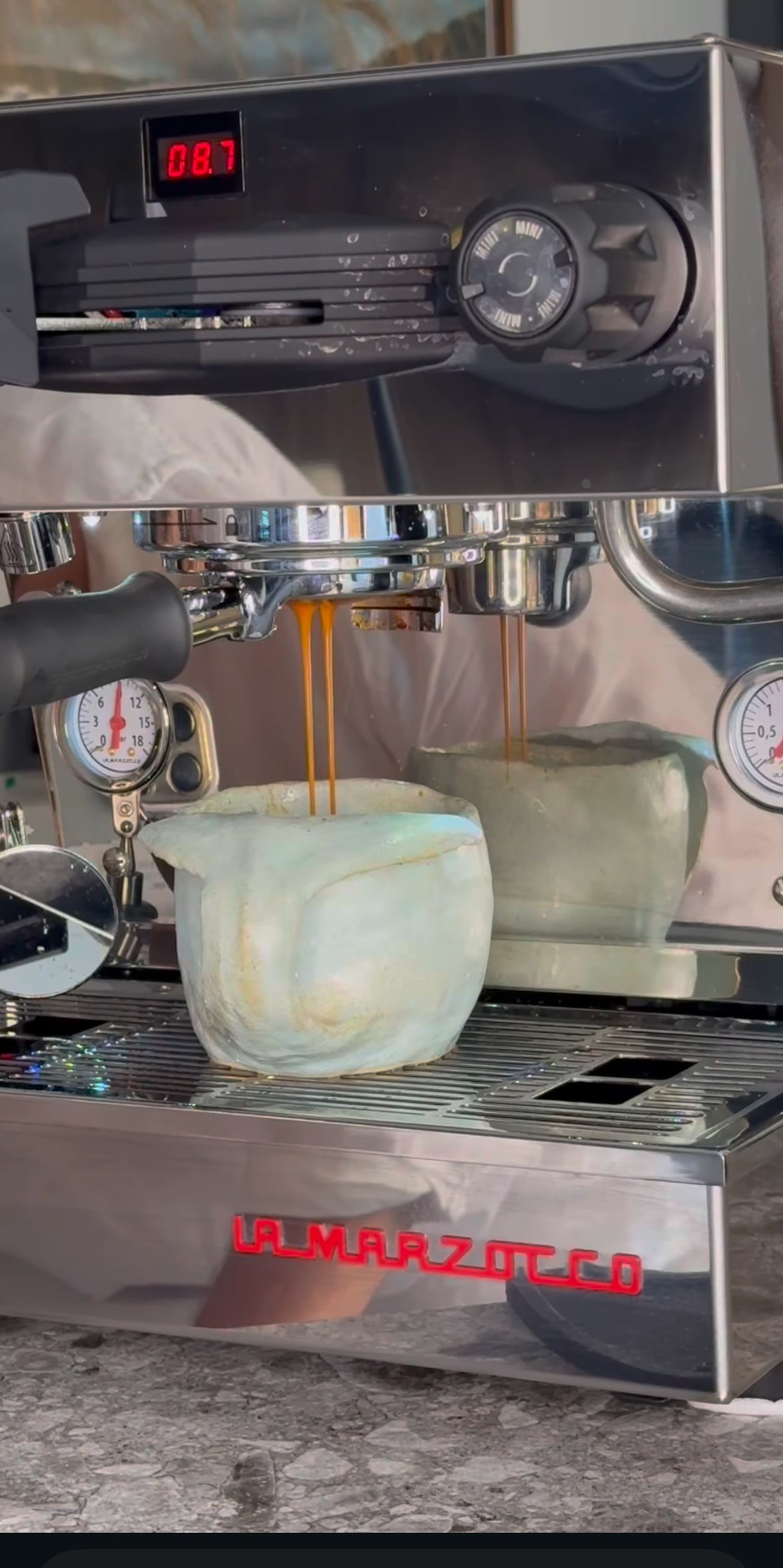 Doble espresso caient a una tassa a la màquina La Marzocco