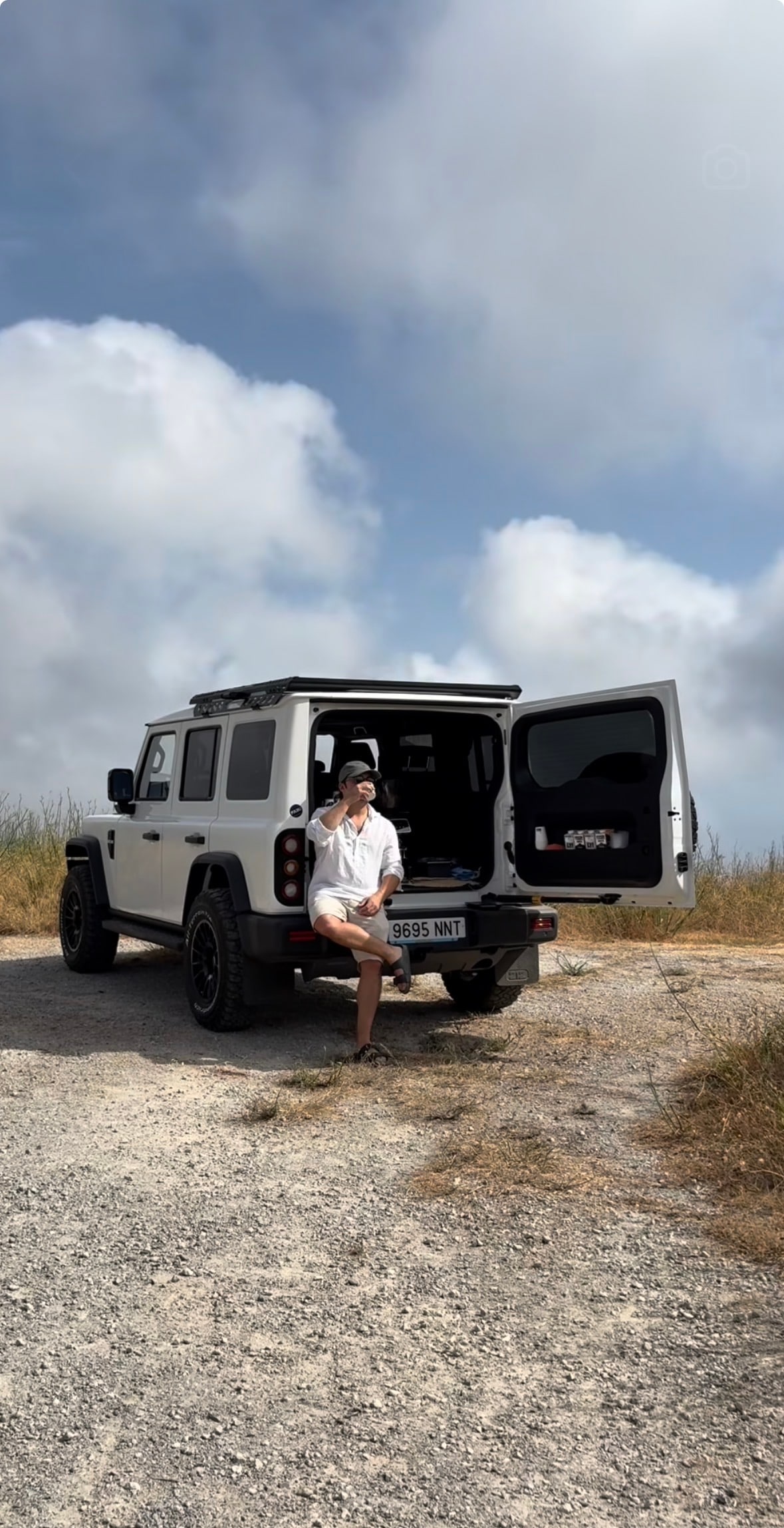 Moment de descans amb el Land Rover del carret Faru